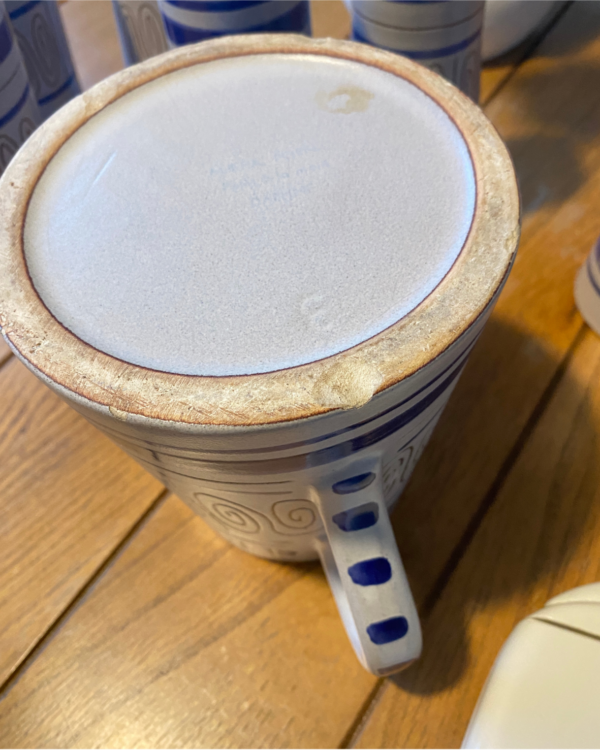 8 Gobelets à limonade en céramique blanche et bleue et un pichet aux motifs graphiques tracés à la main au pinceau, et à la pointe en creux, par les peintres décorateurs de la faïencerie MBFA à Pornic.