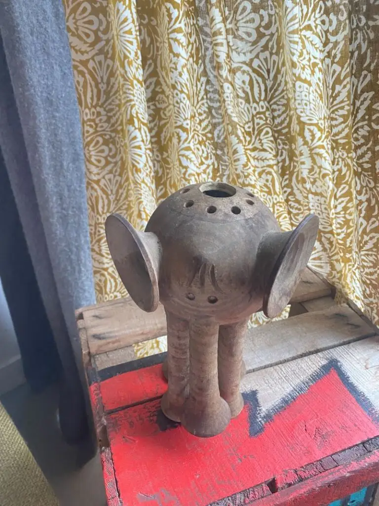 Elephant en grès naturel pique fleur, pièce unique et élégante